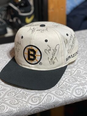 Vintage STARTER Boston Bruins TEAM AUTOGRAPHED Two-Tone Embroidered Snapback Hat